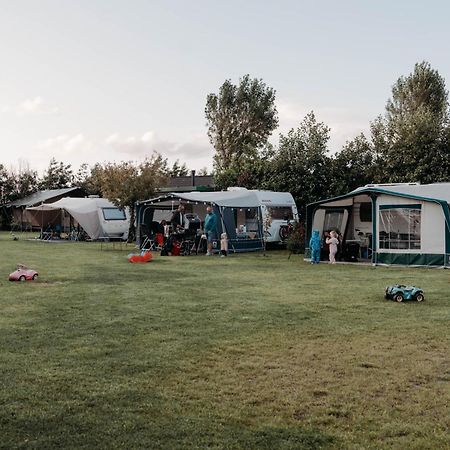 Camping De Tulpenweide Lege Kampeerplaats, Lege Plaats Op Het Gras Zonder Bed Breezand Экстерьер фото