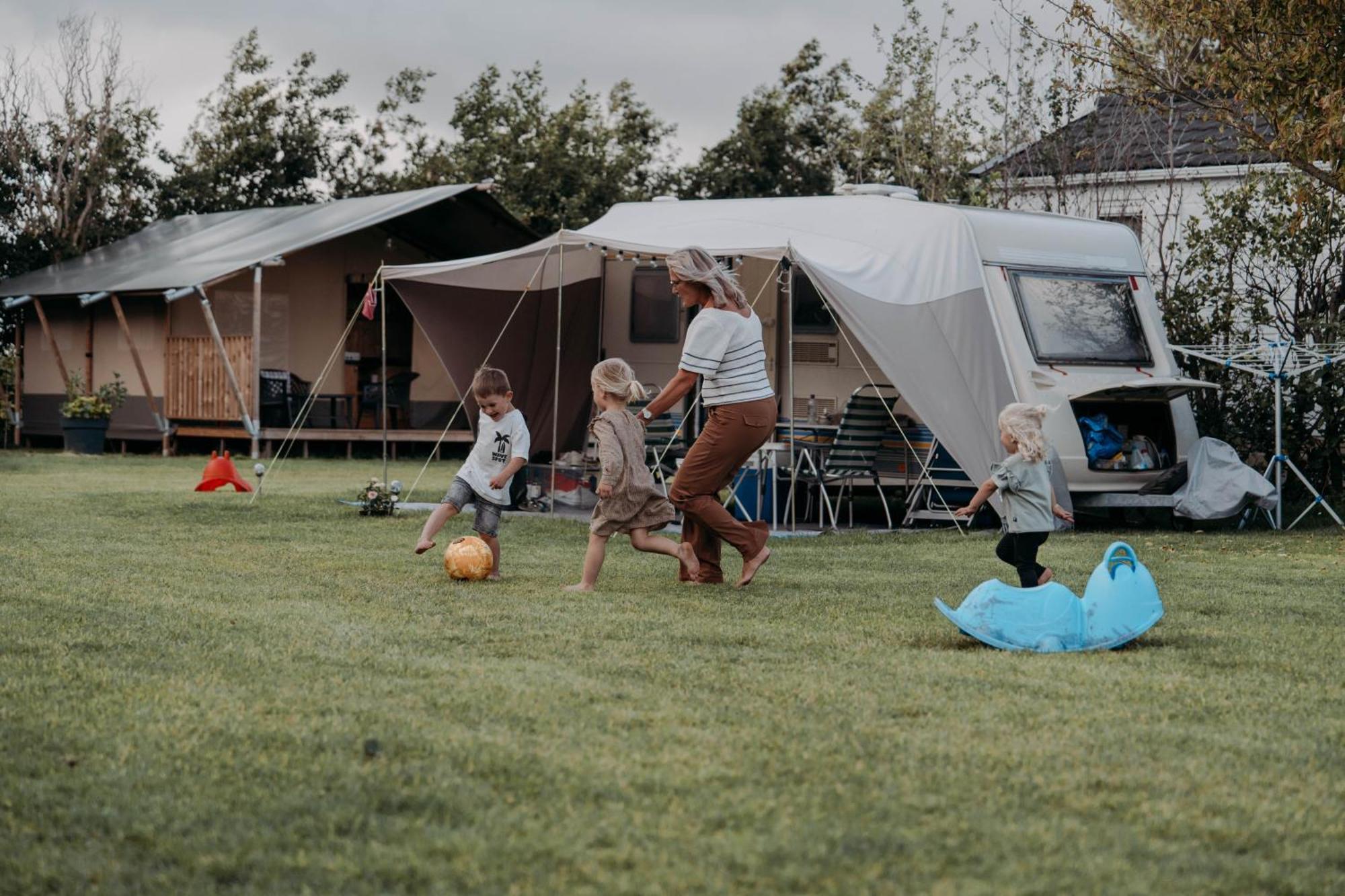 Camping De Tulpenweide Lege Kampeerplaats, Lege Plaats Op Het Gras Zonder Bed Breezand Экстерьер фото