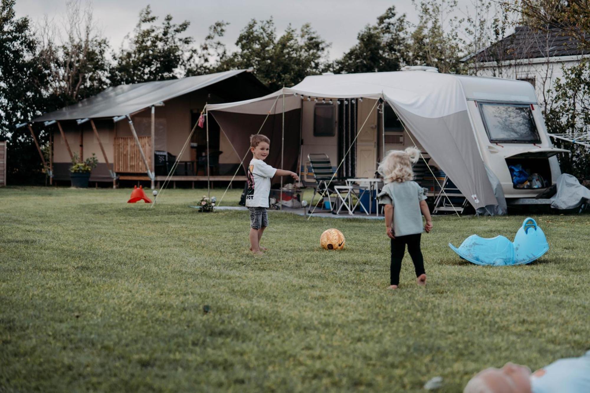 Camping De Tulpenweide Lege Kampeerplaats, Lege Plaats Op Het Gras Zonder Bed Breezand Экстерьер фото